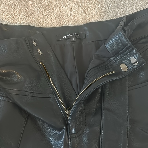 Olivaveous Women’s black leather shorts size Medium - Picture 4 of 4